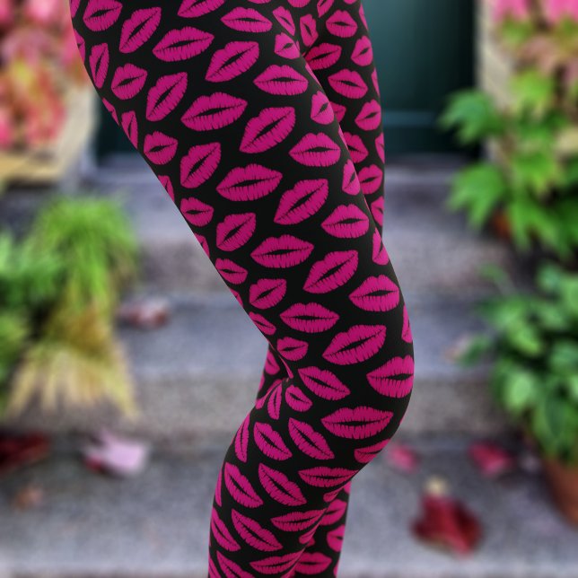 Shock rosa Lipstick Kiss Lip Skriv ut svarta koppl Leggings (Hot pink lipstick kisses on a pair of black comfy leggings. Perfect for date night or Valentine's)