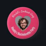 Shock rosa Luckiest Guy Bachelorette Knapp<br><div class="desc">Fira det snart gifta parets kärlek och humor med vår "World's Luckiest Guy" Bachelorette Party Badge Pin! Detta roande och personlig tillbehör är perfekten som komplement till alla bachelorette-fester,  vilket tillför lite roligt och lek till festligheterna.</div>