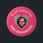Shock rosa Luckiest Guy Bachelorette Knapp<br><div class="desc">Fira det snart gifta parets kärlek och humor med vår "World's Luckiest Guy" Bachelorette Party Badge Pin! Detta roande och personlig tillbehör är perfekten som komplement till alla bachelorette-fester,  vilket tillför lite roligt och lek till festligheterna.</div>