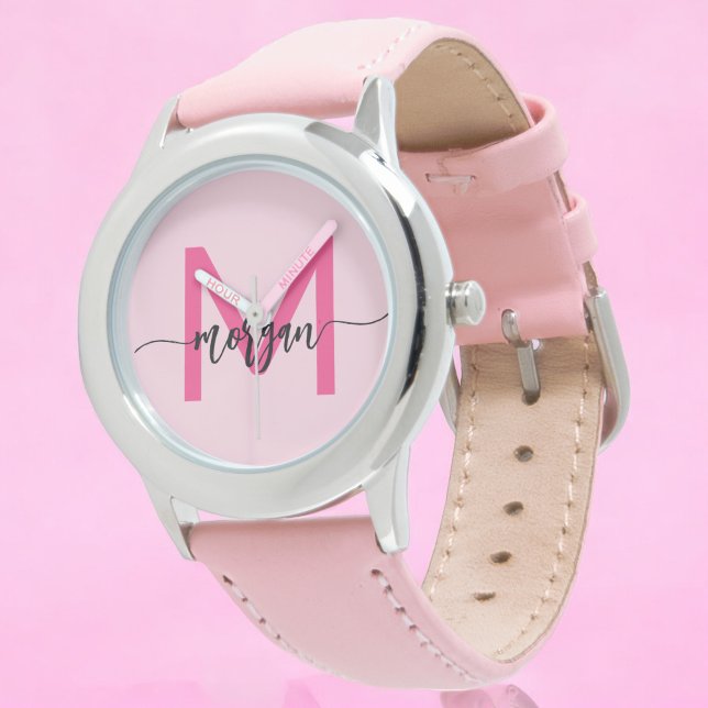 Shock rosa Modern Script Girls Monogram Namn Armbandsur (Skapare uppladdad)