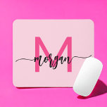 Shock rosa Modern Script Girly Monogram Namn Musmatta<br><div class="desc">Lägg till en popup med färg på arbetsytan med Shock rosa Modern Script Girly Monogram Namn Mouse Pad! Den här musknappen blandar stil med praktisk användning och har en levande shock rosa och personlig med ditt namn i ett modernt skript i chicen. Det släta yta säkerställer att musen rörelser exakt,...</div>