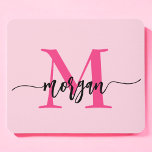 Shock rosa Modern Script Girly Monogram Namn Musmatta<br><div class="desc">Lägg till en popup med färg på arbetsytan med Shock rosa Modern Script Girly Monogram Namn Mouse Pad! Den här musknappen blandar stil med praktisk användning och har en levande shock rosa och personlig med ditt namn i ett modernt skript i chicen. Det släta yta säkerställer att musen rörelser exakt,...</div>