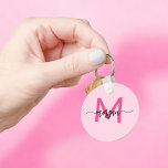 Shock rosa Modern Script Girly Monogram Namn Nyckelring<br><div class="desc">Behålla nycklar i stil med vår Shock rosa, moderna skriptkedja med gigantiskt monogram Namn-nyckelkedja! Den här nyckelkedjan har en sjudande shock rosa och är en personlig med ditt namn i ett modernt skript i chicen för en anpassningsbar och ett modest tryck. Perfekt för att tillföra lite luft till nycklar eller...</div>