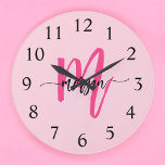 Shock rosa Modern Script Girly Monogram Namn Stor Klocka<br><div class="desc">Gör ett fet påstående i ditt rum med vår Shock rosa Modern Script Girly Monogram Namn Large Clock! Den här klockan har en sjudande shock rosa och personlig med ditt namn i ett modernt skript i eleganten och lägger till snyggt och personlig beröring till vilket rum som helst. Perfekt för...</div>