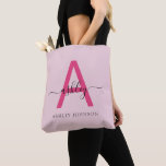 Shock rosa Modern Script Girly Monogram Namn Tygkasse<br><div class="desc">Öka stil vardagen med anpassningsbarna i monogrammet till väskan. Med ett påfallande skript av typen "A" och elegant från brev som personaliserar ditt namn blandar den här tonen modern minimalism med ett giftigt tryck. Den rymliga, hållbara utformningen gör den till perfektens tillbehör för alla tillfälle - oavsett om du kör...</div>