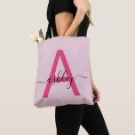 Shock rosa Modern Script Girly Monogram Namn Tygkasse<br><div class="desc">Öka stil vardagen med anpassningsbarna i monogrammet till väskan. Med ett påfallande skript av typen "A" och elegant från brev som personaliserar ditt namn blandar den här tonen modern minimalism med ett giftigt tryck. Den rymliga, hållbara utformningen gör den till perfektens tillbehör för alla tillfälle - oavsett om du kör...</div>