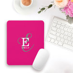 Shock rosa Modern Snyggt Monogram Typography<br><div class="desc">Med en skarp djärv appell har den här moderna musmattan en vacker återgivning av ditt namn och monogram med klassiska seriffer och en mer ornerad skripttypografi i en balanserad symmetrisk layout. De tre inslag blandas ihop med en vacker harmoni och skapar din egen logotyp för personlig märkning. Här visas trendigets...</div>