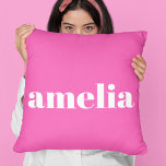 Shock rosa Monogram Kudde<br><div class="desc">Den kudde som innehåller ditt monogram namn eller initialer i ett fetstilt vitt,  populärt teckensnitt och en shock rosa. Du kan justera storleka för teckensnittet i verktyg för kortare eller längre namn. Perfektens sovrum och sovrumsdekoration.</div>