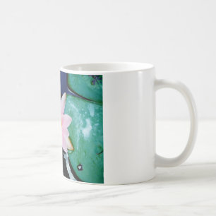Shock rosa och orange Lotus vatten lily-blomma Kaffemugg