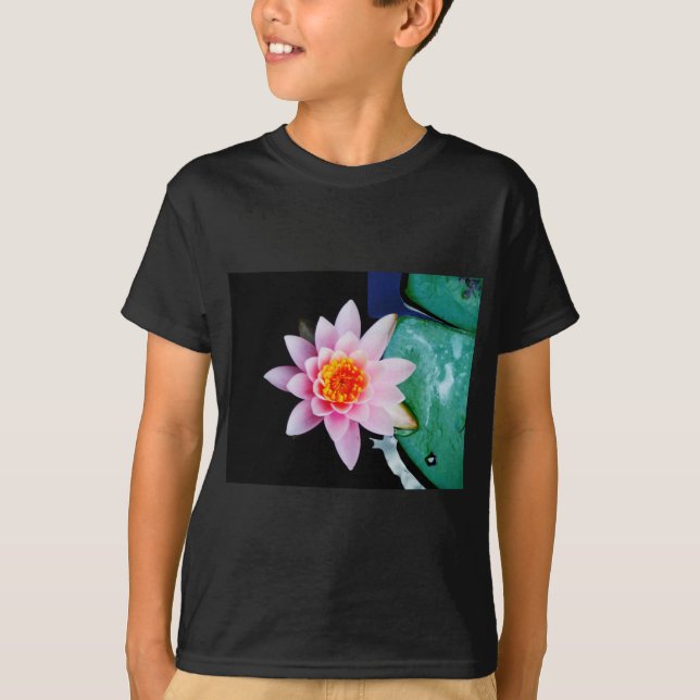 Shock rosa och orange Lotus vatten lily-blomma T Shirt (Framsida)