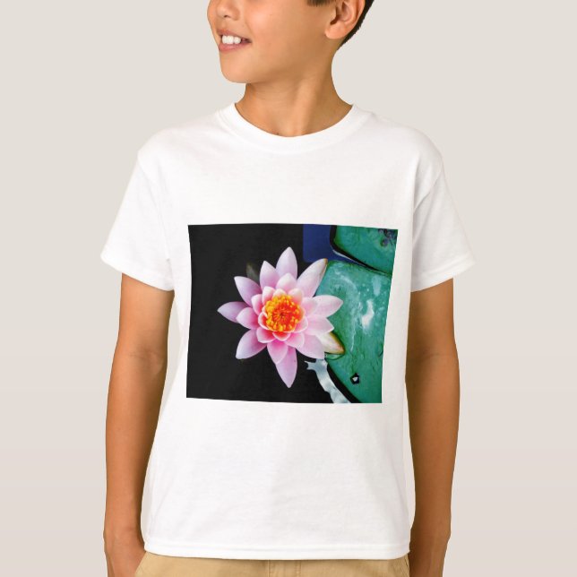 Shock rosa och orange Lotus vatten lily-blomma T Shirt (Framsida)