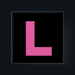 Shock rosa på svart hönanatt L pläterar emblem Knapp<br><div class="desc">En stor shock rosa L på svart bakgrundsmöhippalearner pläterar.</div>