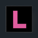Shock rosa på svart hönanatt L pläterar emblem Knapp<br><div class="desc">En stor shock rosa L på svart bakgrundsmöhippalearner pläterar.</div>