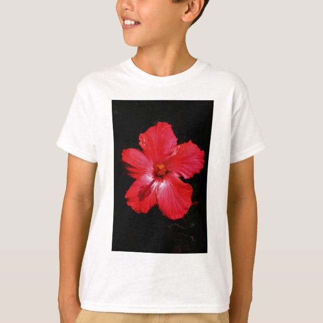 Shock rosa Red Hibiscus blomma på Black Tee (Framsida)