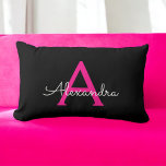 Shock rosa Script Girly Monogram Namn Lumbarkudde<br><div class="desc">Lägg till ditt eget Namn lumbalfyllo med shock rosa och svart Monogram. Det gör perfekten söt 16-årsjubileum,  bröllop,  möhippa,  årsdag,  babydusch eller bachelorette-fest för någon som glam lyxen och chic stilar i kärlek.</div>