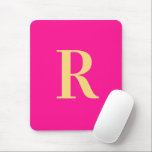 Shock rosa Simple Modern Monogram Musmatta<br><div class="desc">Detta är en enkel, modern monogramdesign för personligen. Denna snyggt är i rörelse mot shock rosa/ fuchsia med snyggt- typografi. Det är perfekt för en personlig gåva eller idealisk som en söt ny gåva till dig själv. Lägg bara till det första brev genom att skriva in det i textrutan för...</div>