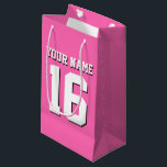 Shock rosa Sporty Team Jersey<br><div class="desc">Shock rosa Team Jersey/Sports Jersey/Football Jersey Anpassa detta med ditt eget namn eller team namn och ett nummer. Du kan ändra textens storleka placering, färg och placering om du behöver göra ändringar, ta bort textskuggan, lägga till egen text och/eller bilder för att skapa en design av typen "one-of-a-natura" och mycket...</div>