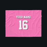 Shock rosa Sporty Team Jersey Fleecefilt<br><div class="desc">Shock rosa Team Jersey/Sports Jersey/Football Jersey Anpassa detta med ditt eget namn eller team namn och ett nummer. Du kan ändra textens storleka placering, färg och placering om du behöver göra ändringar, ta bort textskuggan, lägga till egen text och/eller bilder för att skapa en design av typen "one-of-a-natura" och mycket...</div>