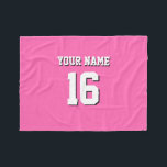 Shock rosa Sporty Team Jersey Fleecefilt<br><div class="desc">Shock rosa Team Jersey/Sports Jersey/Football Jersey Anpassa detta med ditt eget namn eller team namn och ett nummer. Du kan ändra textens storleka placering, färg och placering om du behöver göra ändringar, ta bort textskuggan, lägga till egen text och/eller bilder för att skapa en design av typen "one-of-a-natura" och mycket...</div>