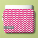 Shock rosa Zig Zag Chevrons Mönster Laptop Fodral<br><div class="desc">Anpassa den här snyggten laptop sleeve med ditt namn,  initialer,  monogram,  ett visst datum eller valfri text. Besök vår affär om du vill ha fler valmöjligheter för mönster och färg och matcha produkter som ipad sleeve,  telefon- och androidomslag med mera!</div>