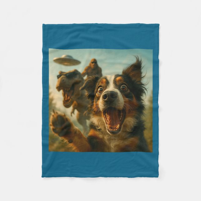 Shocked Australian Shepherd Dog T-rex Bigfoot Ufo  Fleecefilt (Framsidan)