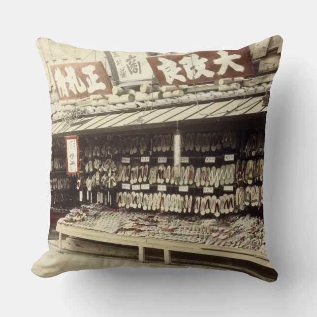 Shoe shoppar i Kyoto, c.1890 (detfärgade fotoet) Kudde (Framsida)