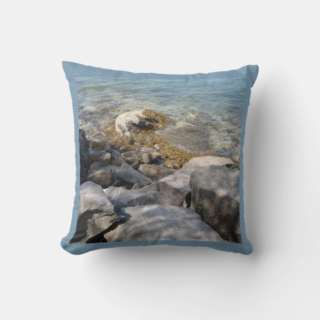 Shoreline Sten med Coola Clear Vatten Kudde (Framsida)