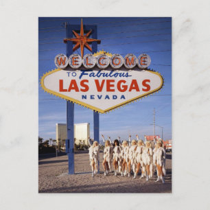 Showtjejer framför det historiska Las Vegas-teckne Vykort