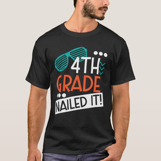 Shutter Sunglass 4:e Klass, Nail it Student Gradu T Shirt (Framsida)