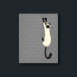 Siamese Cat Hanging on | Funny Cat Canvastryck<br><div class="desc">Vild och Crazy Siamese Cat Holding på Klo. Lägg till lite roligt i ditt livsrum med det här lustiga kattunge älskare art. Gör en underbar gåva till kattfolk. En originell design ©Jenn Kay.</div>