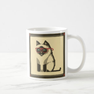 Siamese katt som ha på sig muggen för kaffemugg