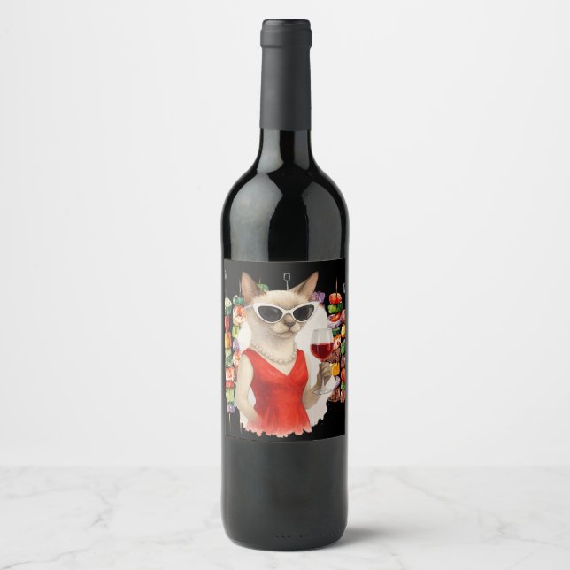 Siamesisk katt dricker vin på barbecuefest  vinflaska etikett (Framsida)