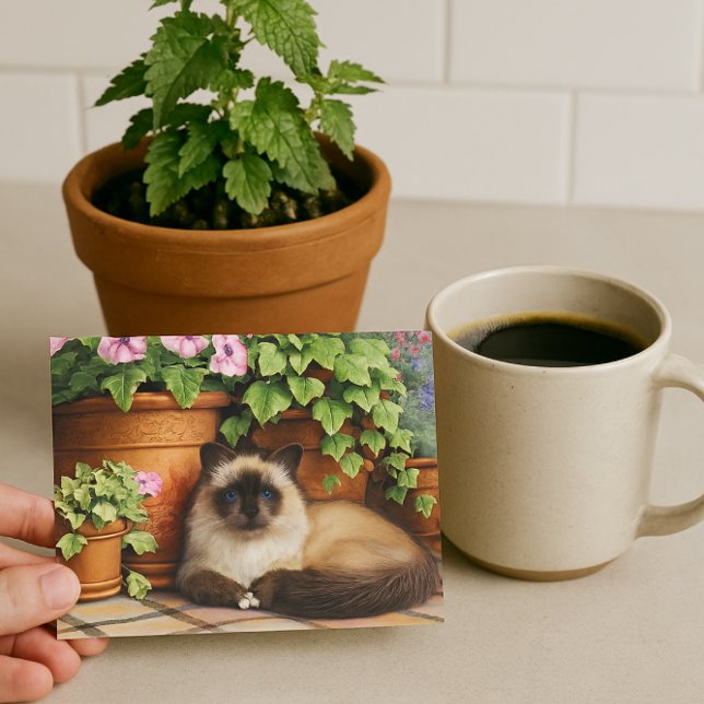 Siamesisk katt som ligger vid blommor kattälskare  vykort (Skapare uppladdad)