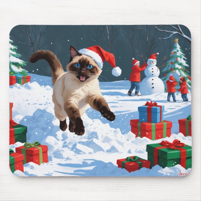 Siamesisk katt springer i snö med julhatt musmatta (Framsidan)