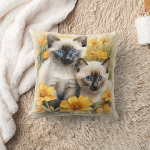 Siamesiska kattungar med gula blommor kudde