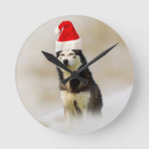 Siberian husky Hund med Santa Hat i Snö Rund Klocka