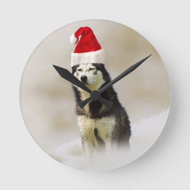 Siberian husky Hund med Santa Hat i Snö Rund Klocka (Framsida)