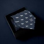 Siberian husky Hundar Mönster Monogrammed Slips<br><div class="desc">Lägg till ett tankstreck med hund till din garderoba med vår Siberian husky Hundar Mönster Monogrammed Neck Tie! Anpassa den med initialer för att få en smula unikt. Perfekt för både hundälskare och formellt tillfälle! Roligt hundar mönster på en klassisk marinblå bakgrund. Anpassa med ett monogram för att göra perfekten...</div>
