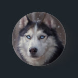 Siberian husky knapp<br><div class="desc">Denna digitala tavla visar en Siberian husky som står på snö, dess päls som lyssnar med frostiga högdagrar när vinterlandskapet sträcker sig oändligt långt bakom det. Hund uttryckliga ögon uppmärksammar tittaren.</div>