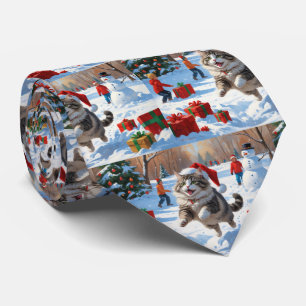 Sibirisk katt springer i snö med julhatt slips