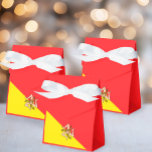 Siciliens flagga Sicilianska parti och evenemang F Presentaskar<br><div class="desc">Fira din speciella händelse med denna charmiga sicilianska presentkartong i tältform, bunden med ett elegant vitt satinband. Framsidan har Siciliens flagga i livfull röd och gul färg med den ikoniska Trinacria, medan baksidan är enfärgat röd med en Trinacria-ikon och anpassad vit text för namn, datum eller ett kort meddelande. Perfekt...</div>