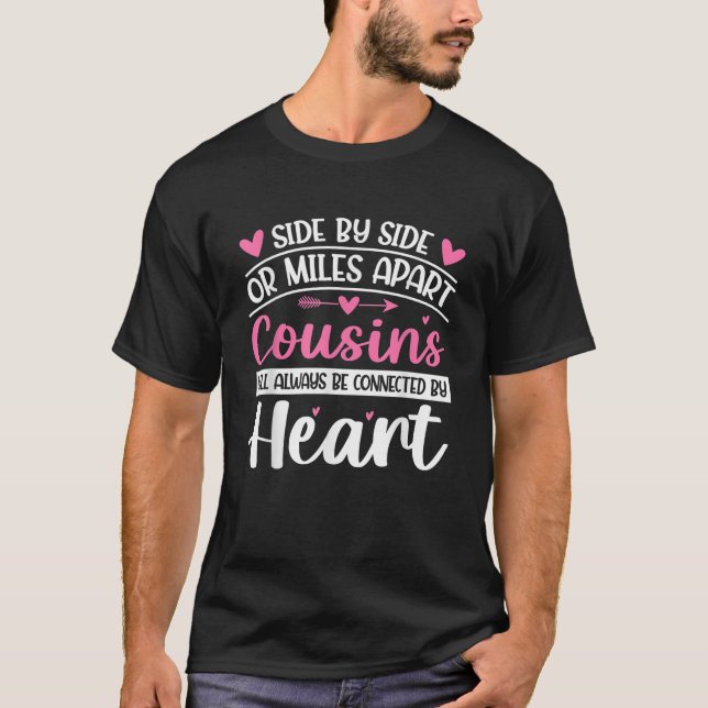 Sida vid sida eller vid Miles Uned Cousins kommer  T Shirt (Framsida)