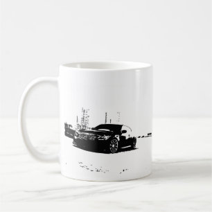 Sidan för coupen G37 sköt med den svart Kaffemugg