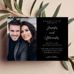 Side Photo Mod El Calligraphy Bröllop Black Inbjudningar<br><div class="desc">Skicka vackra och unika bröllopsinbjudningar med dina inbjudningar till Modet Side Photo Elegant Calligraphy Wedding. Få alla upphetsade för bröllop med ett kort som innehåller ditt favoritfoto och någon annan calligrafi.</div>