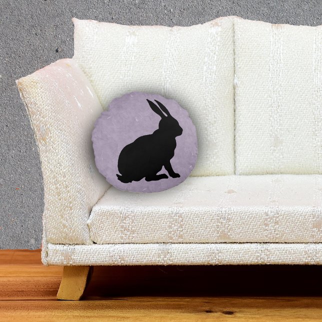 Sidoprofil Sitta svart kanin Marcular Lila Rund Kudde (Sitting black silhouette bunny rabbit on marbled purple round throw decorative pillow.)
