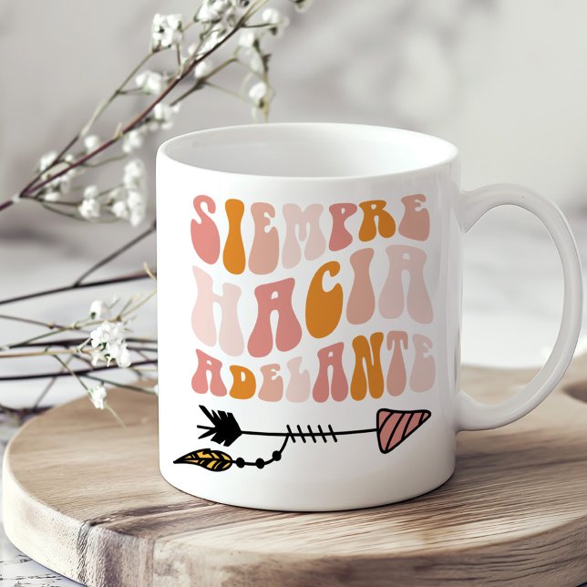 "Siempre Hacia Adelante" inspirationsoffert Kaffemugg ("Siempre Hacia Adelante" Inspirational Quote Coffee Mug on a sunny neutral boho kitchen table.)