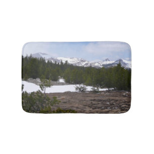 Sierra Nevadabergen och Snö vid Yosemite Badrumsmatta