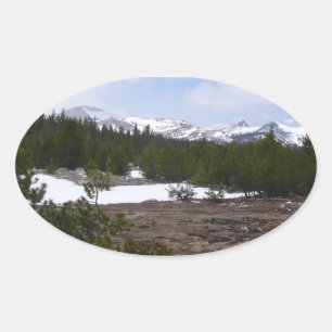 Sierra Nevadabergen och Snö vid Yosemite Ovalt Klistermärke