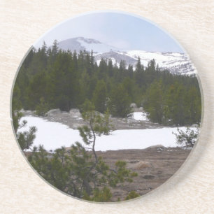 Sierra Nevadabergen och Snö vid Yosemite Underlägg Sandsten