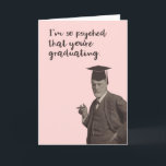 Sigmund Freud Funny Psyched Studenten i Rosa Kort<br><div class="desc">Sigmund Freud som bär en studentmössa säger: "Jag är så psykad att du tar examen." Ett söt och smart kort för fläkt av Freud, Lacan, psykologi eller psykoanalys. Underbar för Psykologi eller Psykiatry Majors, studenter och student. Fungerar bra för blivande terapeuter, analytiker, analytiker eller alla som tycker om att tänka...</div>